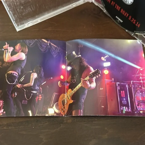 Slash featuring Myles Kennedy & the Conspirators live at the Roxy 9.25.14 - Picture 7 of 9